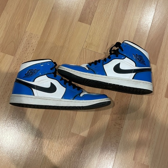 Jordan 1 Mid SE “Signal Blue” - Picture 3 of 8